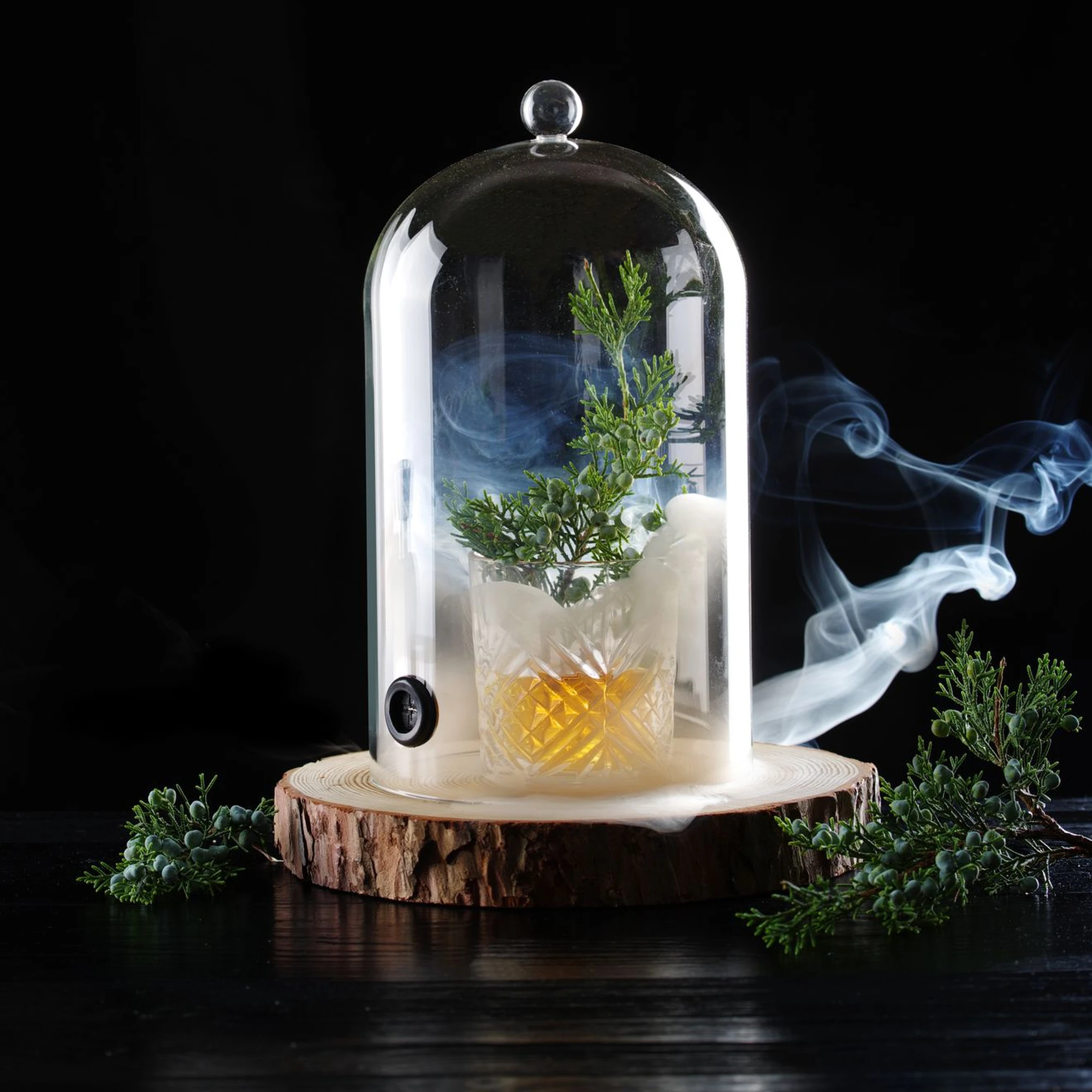 Campana in vetro per affumicatura su old fashioned con ginepro e fumo