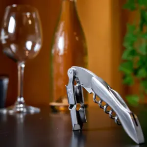 Cavatappi sommelier The Bars sul tavolo accanto a un calice e a una bottiglia
