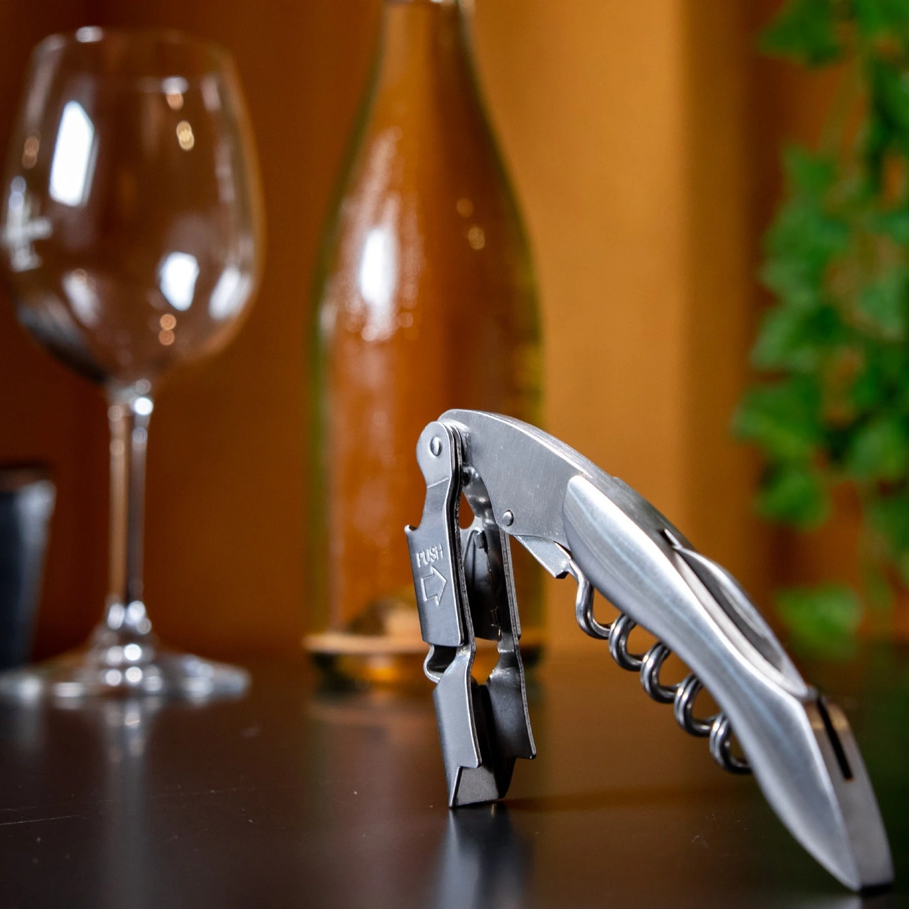 Cavatappi sommelier The Bars sul tavolo accanto a un calice e a una bottiglia
