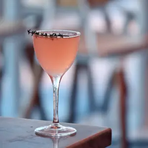Nick&Nora 16cl con cocktail rosa e guarnizione di timo