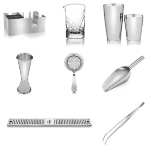 Kit postazione bartender: gli otto pezzi Lumian del kit, bar organizer, mixing glass, Boston shaker, jigger, strainer, paletta, bar mat e pinzetta