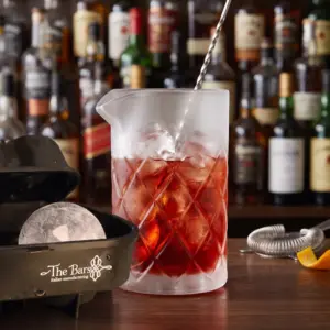 Mixing glass yarai sabbiato The Bars pieno di ghiaccio e Negroni, con il bar spoon, al bancone