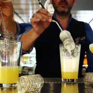 Molle emulsionanti The Bars sul bancone accanto ai drink appena montati