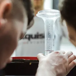 Pour Check Pro The Bars: il misurino graduato letto al bancone durante una prova di versata