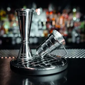 Raccogligocce The Bars con il jigger appoggiato sopra, sul bancone