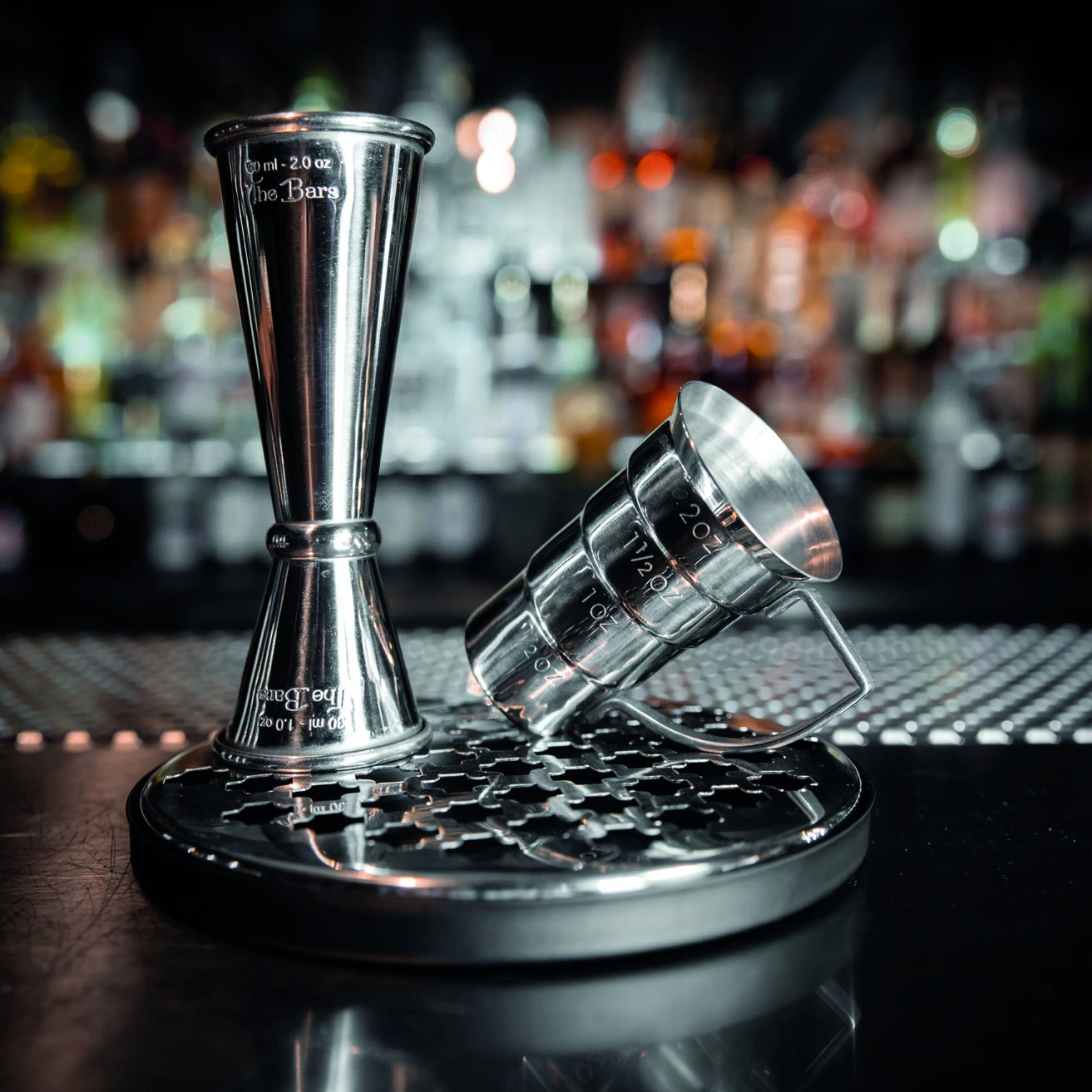 Raccogligocce The Bars con il jigger appoggiato sopra, sul bancone