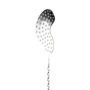 Bar spoon con strainer: la paletta forata che fa da colino, in cima al gambo spiralato