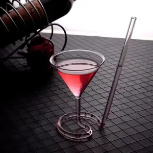 bicchiere vampiro: coppa in vetro con la cannuccia a spirale che parte dalla base