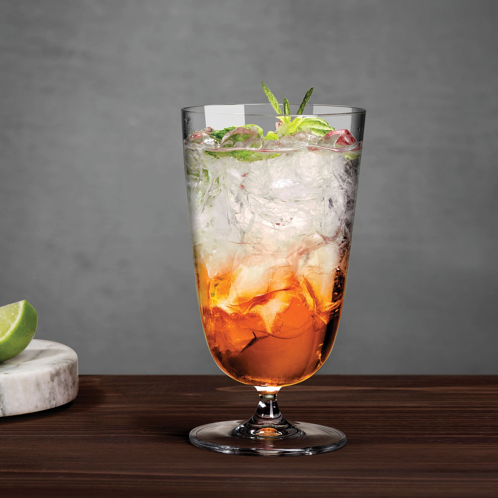 bicchieri highball: calice alto Bargiani di NUDE da 37 cl su piede corto, servito con un long drink e ghiaccio