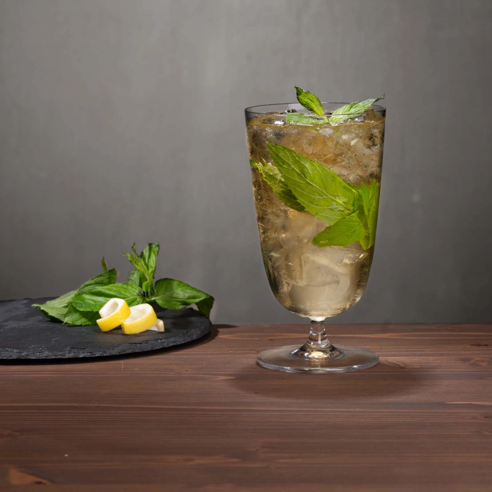 Bicchieri highball: calice highball Bargiani NUDE 37 cl in cristallino, con un long drink alla menta