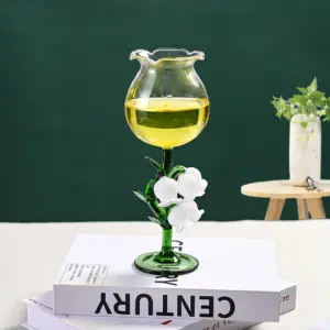 calice fiore: calice in vetro a forma di fiore con stelo e foglie verdi
