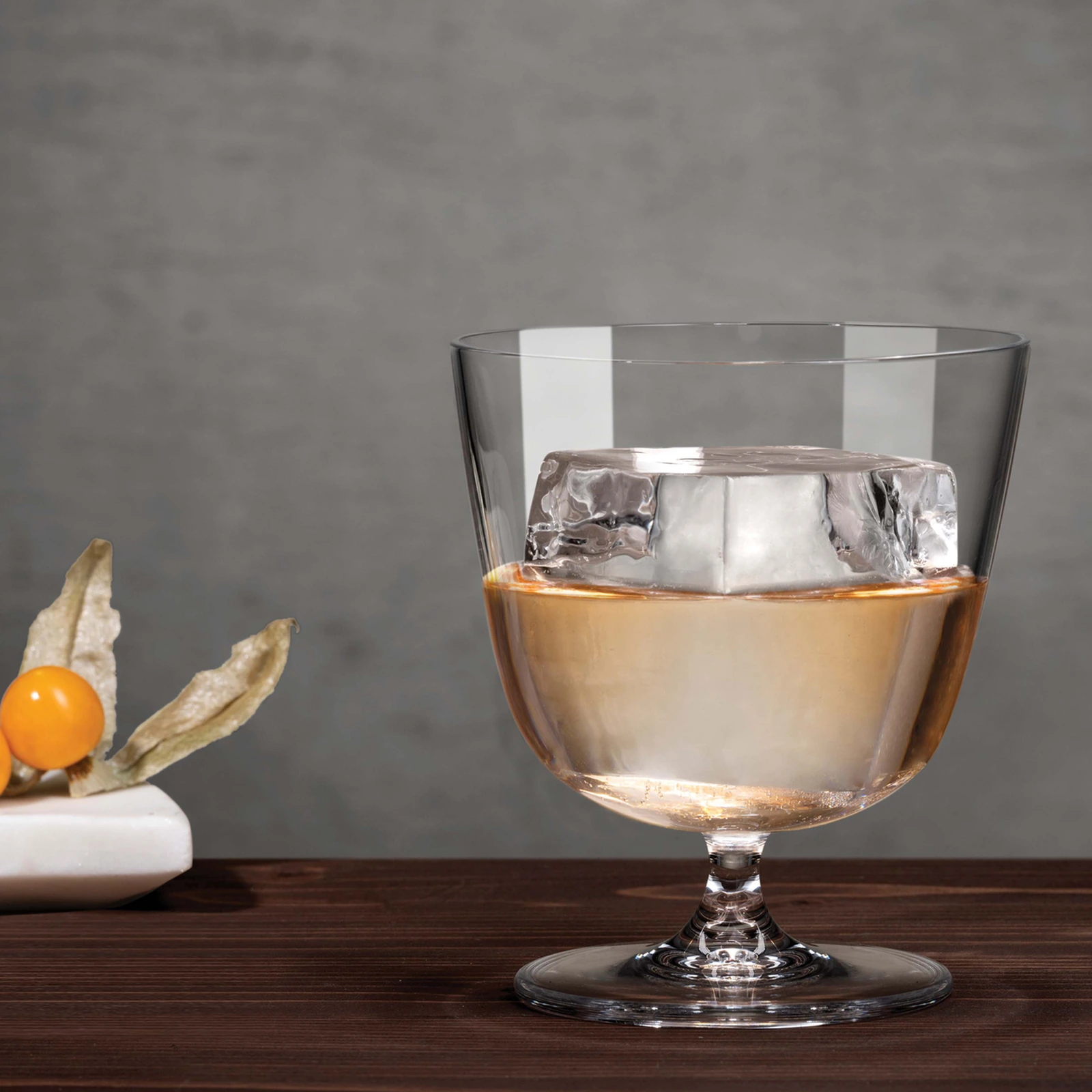 bicchiere old fashioned: calice Bargiani di NUDE da 32 cl con coppa larga su piede corto, servito con un cocktail