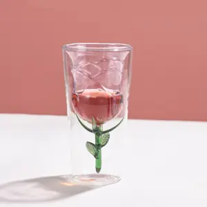 calice rosa a doppia parete in vetro da 200 ml con drink rosato: rosa interna e stelo verde con foglie