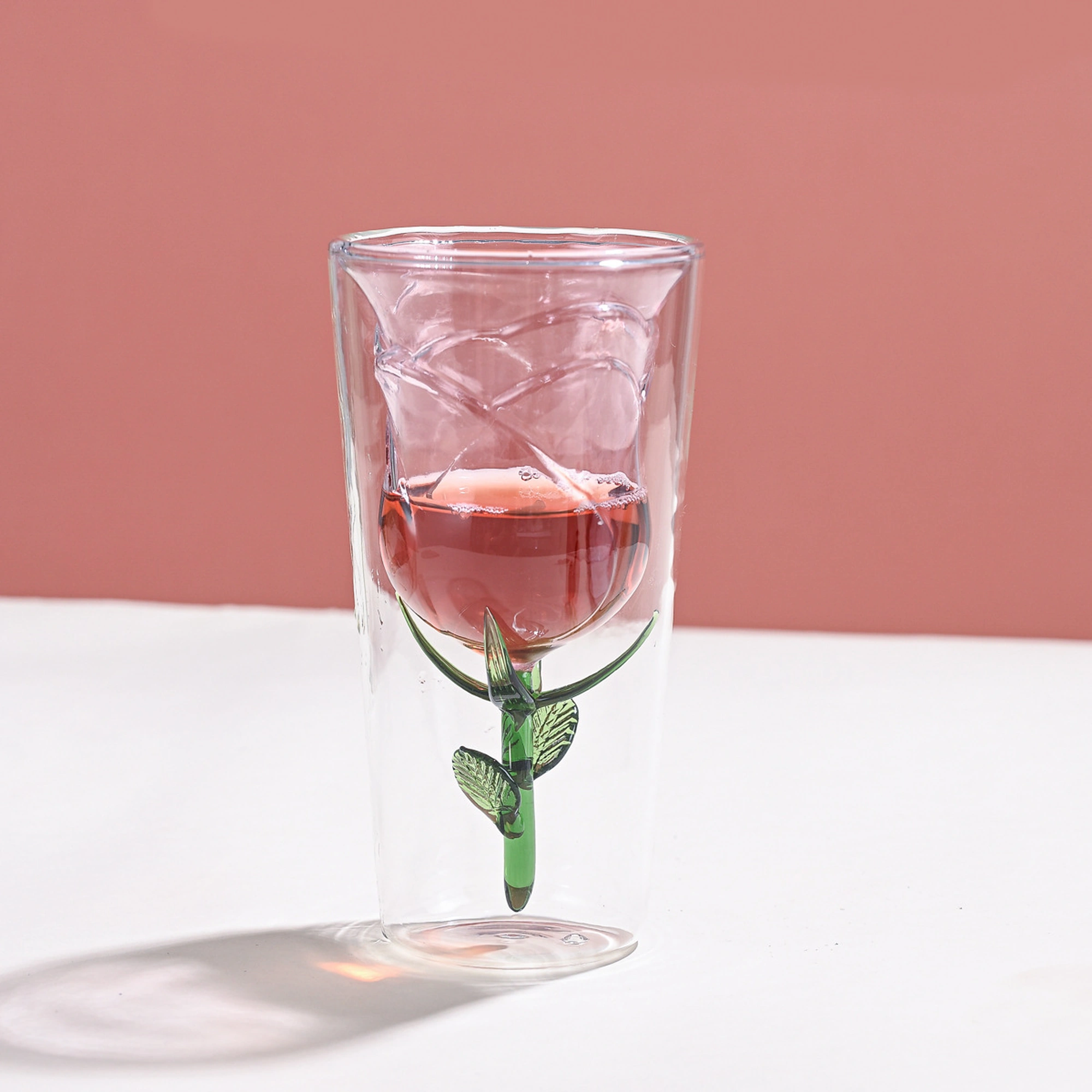 calice rosa a doppia parete in vetro da 200 ml con drink rosato: rosa interna e stelo verde con foglie