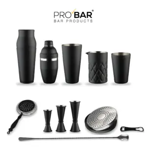 kit cocktail Nero Opaco The Bars: i 12 pezzi sul piano di lavoro