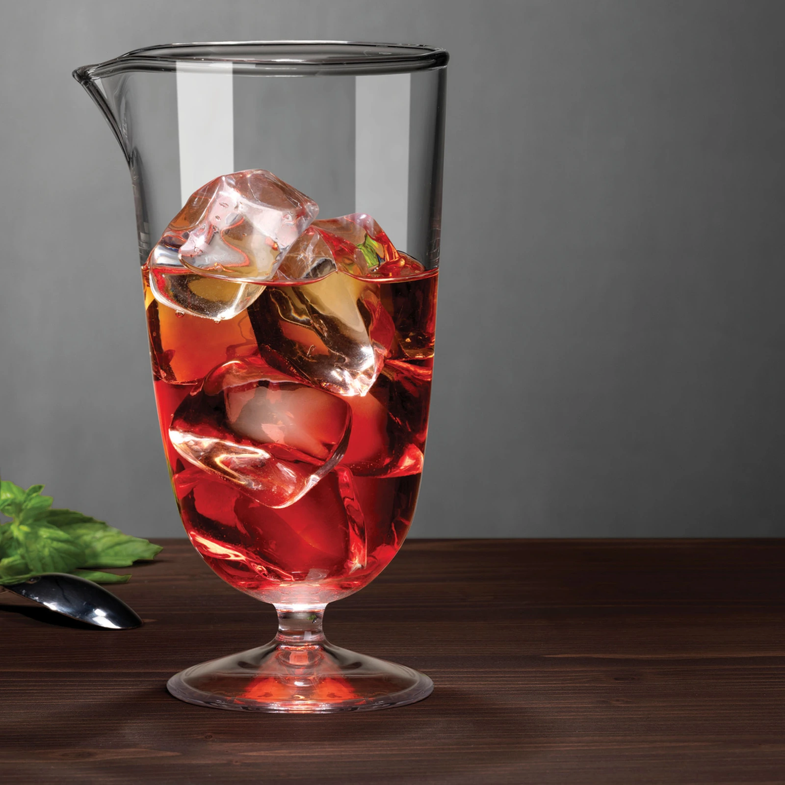 mixing glass vetro: Bargiani di NUDE da 53 cl con piede e beccuccio versatore, con un cocktail