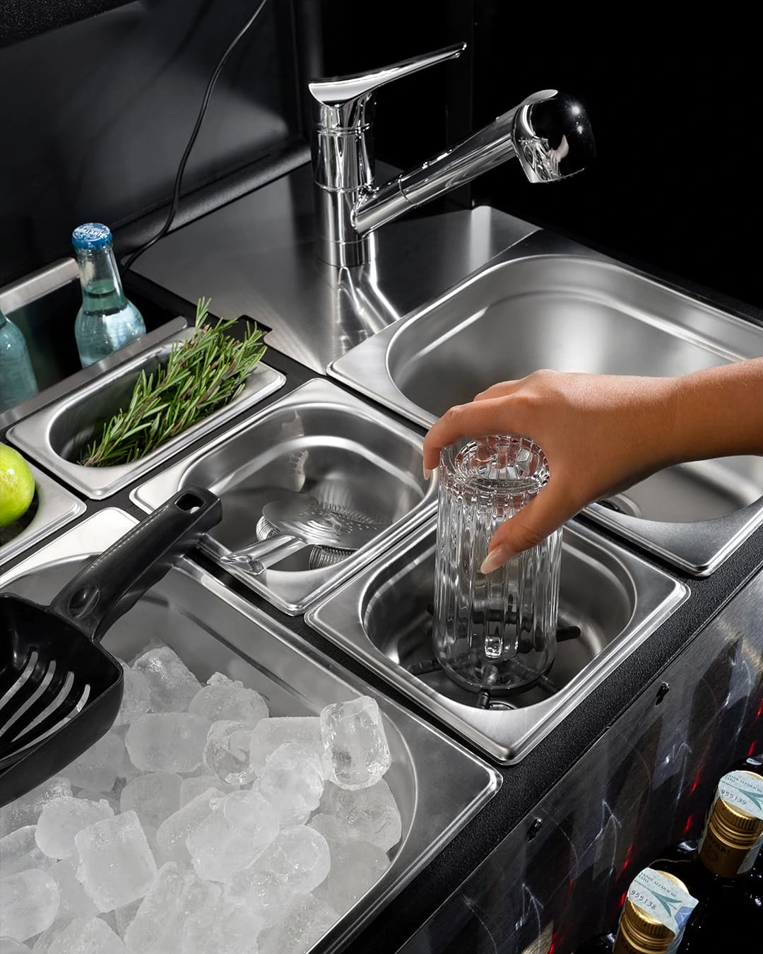 Workstation bar Professional: lavandino con rubinetto, vasche inox e ghiaccio